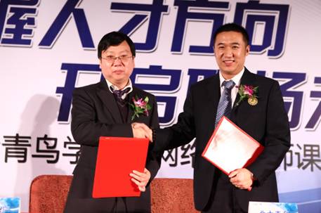 國(guó)內(nèi)知名團(tuán)購(gòu)網(wǎng)站嘀嗒團(tuán)副總裁段劍波(左)、北大青鳥(niǎo)APTECH常務(wù)副總裁孫群田(右)簽訂人才戰(zhàn)略合作協(xié)議