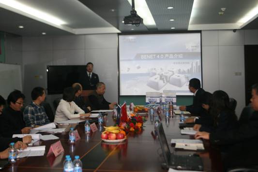 與會人員聽取產品介紹