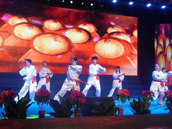 鄭州北大青鳥翔天信鴿十周年校慶