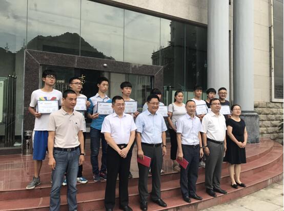 鄭州北大青鳥翔天信鴿授權培訓中心張校長與本次參與活動的學生合影