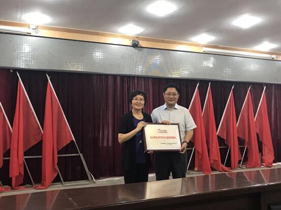 鄭州北大青鳥翔天信鴿授權培訓中心張校長與北大青鳥美女ceo薛總合影